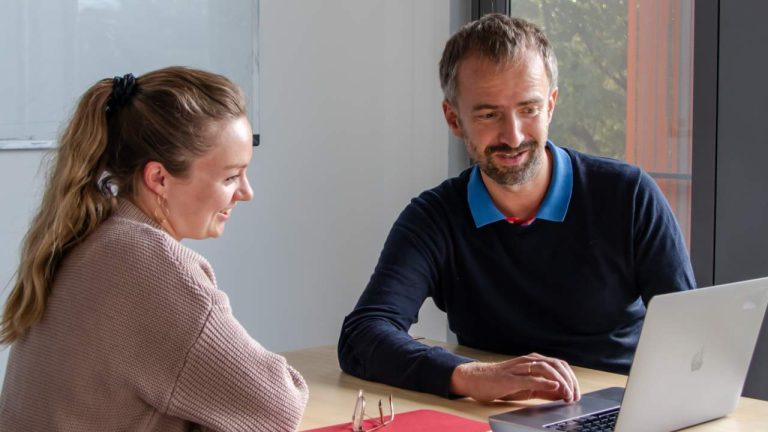 Anna Vanessa Evertz and Jan Veira are discussing further marketing approaches for U4I