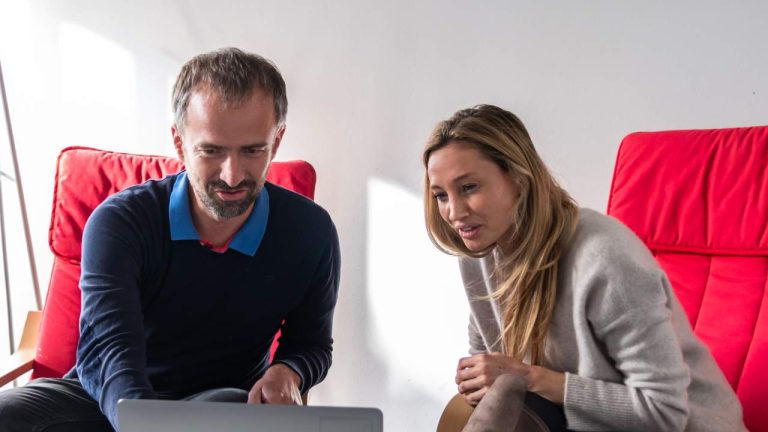 Theresa Teerling and Jan Veira are disscussing our offer for competence building